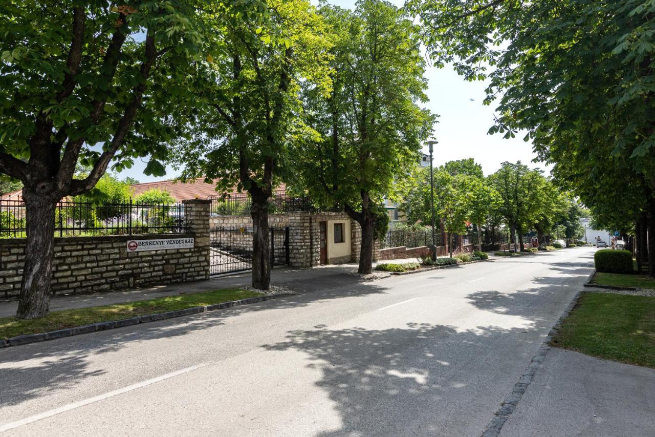 Berkenye Vendeghaz Hotel Balatonfured Exterior photo